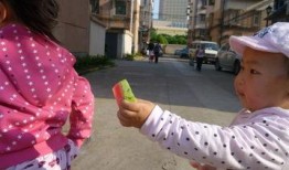 广场美女吃瓜图片