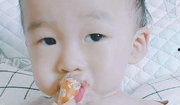 夏日吃瓜儿童写真,甜蜜瓜果映衬下的欢乐童年