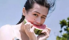 女孩趴着吃瓜头像,女孩趴着吃瓜的慵懒时光
