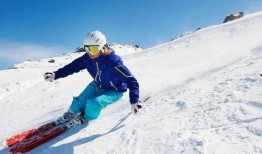 新疆阿勒泰滑雪吃瓜,游客体验冰雪与瓜果的完美邂逅