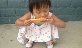 婴儿吃拉瓜