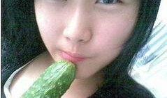 美女吃土瓜