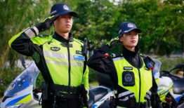 特警出警吃瓜群众搞笑,一场意外引发的欢乐盛宴