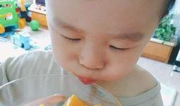 夏日吃瓜儿童写真,甜蜜瓜果映衬下的欢乐童年