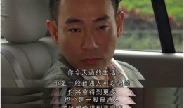 俩男生在广场吃瓜,俩男生共享夏日悠闲时光