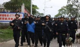 特警出警吃瓜群众搞笑,一场意外引发的欢乐盛宴