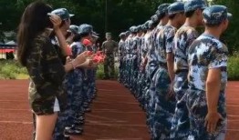 学姐军训吃瓜,揭秘军营里的那些趣事