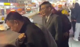 俩男生在广场吃瓜,俩男生共享夏日悠闲时光