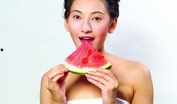 广场美女吃瓜图片