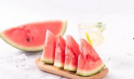 吃蜜瓜拍照姿势