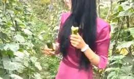 美女被人吃瓜图片,美女被误传“吃瓜”瞬间，真相揭秘引关注