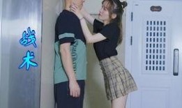 情侣吵架男子吃瓜,男子化身“吃瓜群众”