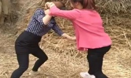 美女摔跤吃瓜视频,美女摔跤瞬间，吃瓜群众围观现场