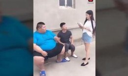 胖子打篮球吃瓜,边打边吃瓜乐在其中