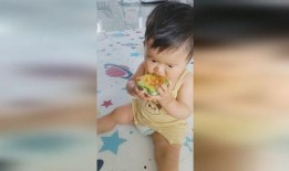 1岁孩子吃瓜