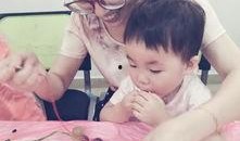 女孩埋头吃瓜图,女孩专注品尝美食瞬间