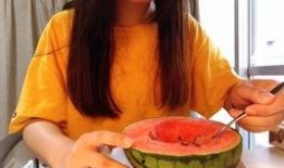 英国留学女吃瓜,揭秘留学生活中的趣味瞬间