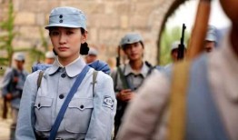 穿着军服女的吃瓜,女兵们的休闲日常瞬间