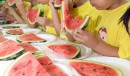 吃大瓜的路人照片,揭秘吃大瓜路人的真实瞬间