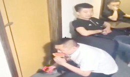 新娘淡定吃瓜,婚礼现场成欢乐盛宴